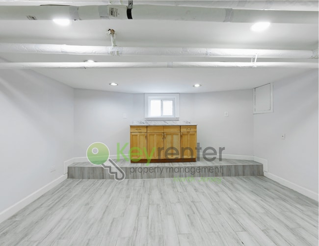 Building Photo - Spacious 3-Bedroom, 2-Bath Apartment with ...