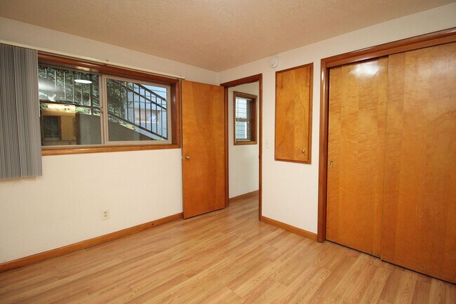 Building Photo - 3200-3236 SW Marigold St