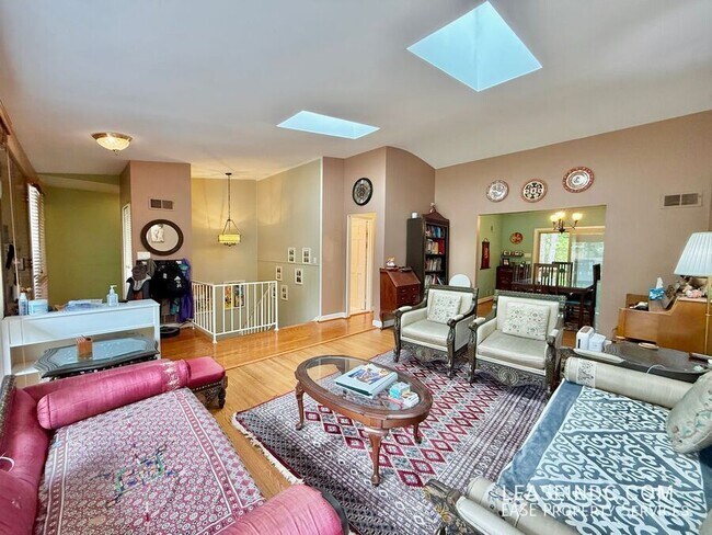 Building Photo - 6424 Hollins Dr