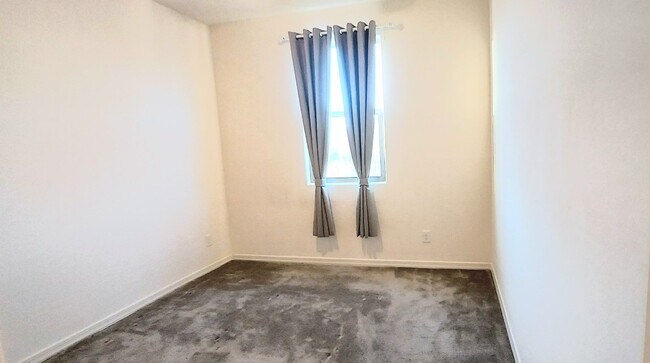 Building Photo - "COMING SOON" Lovely 3 Bedroom Home in Gre...