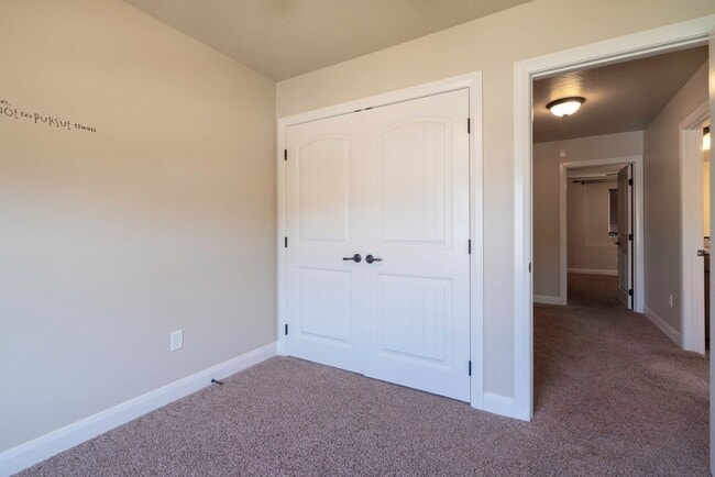 Building Photo - Upgraded 3 Bedroom Townhome in Desirable Southgate Community