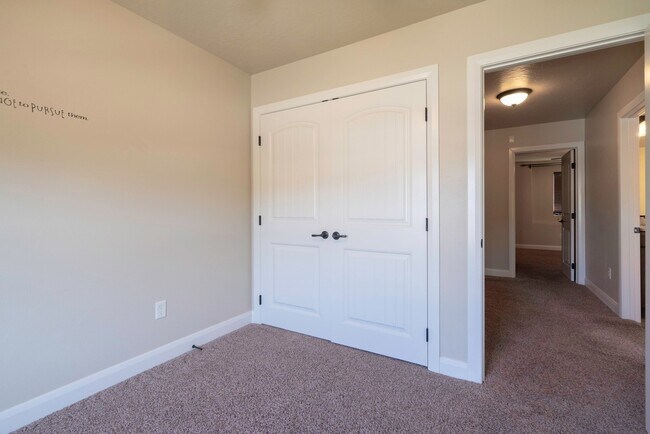 Building Photo - Upgraded 3 Bedroom Townhome