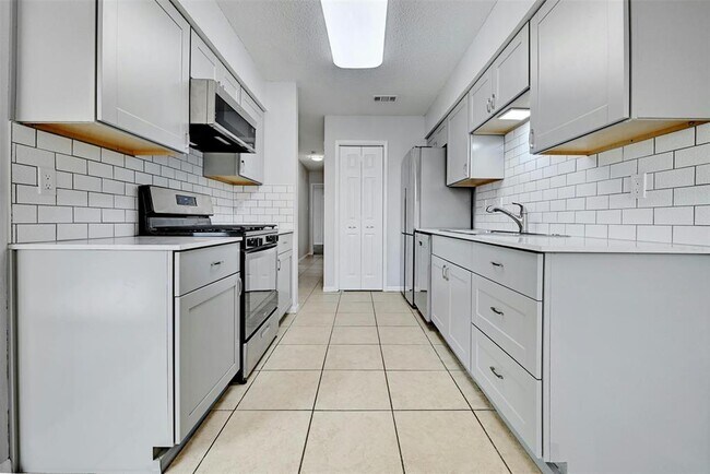 Building Photo - 601 Valley View Dr
