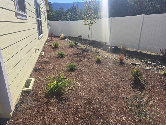 Building Photo - 3 bed 2 bath Brand-New Custom-Built- Home