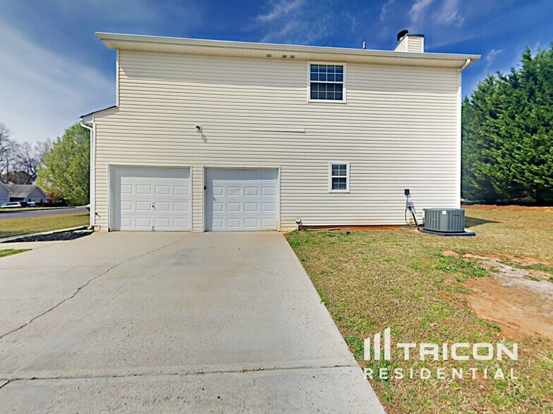 Building Photo - 1100 Village Oaks