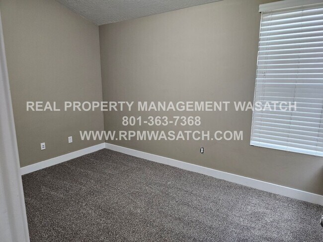 Building Photo - 4 Bedroom 2.5 Bath Town Home in Daybreak! MOVE IN SPECIAL 1/2 Off 1st Months Rent