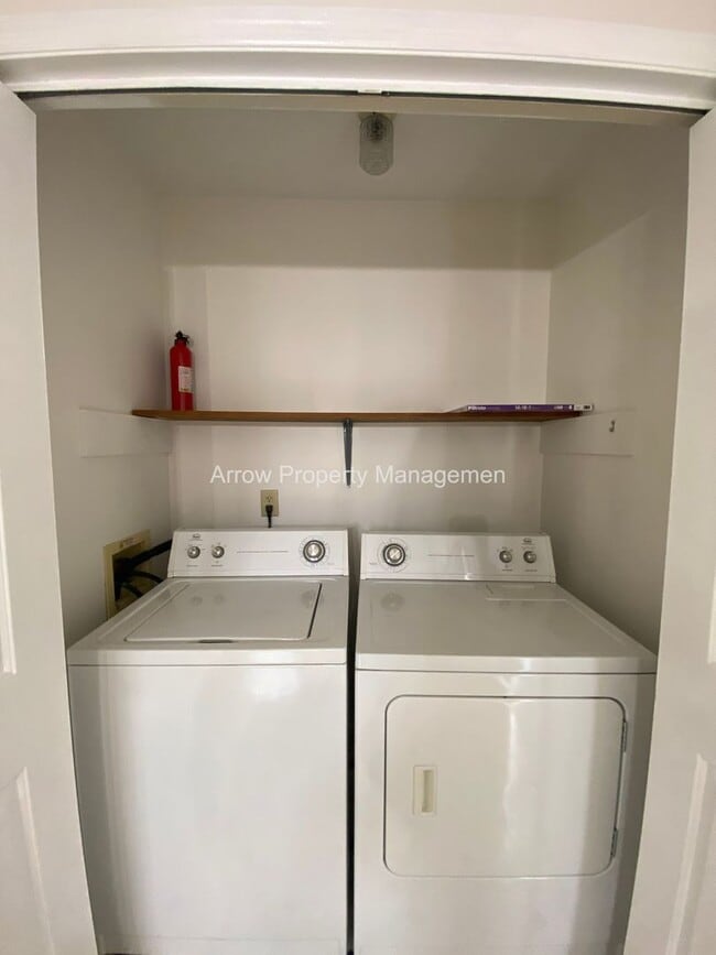 Building Photo - 2 Bedroom / 2.5 Bathroom / Amenities Include Pool & Tennis Courts / Assigned Parking / Minutes to...