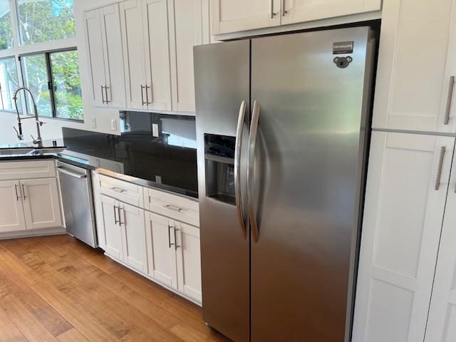 Frigidaire refrigerator/freezer with filtered water and ice maker - 2812 Anchor Ave
