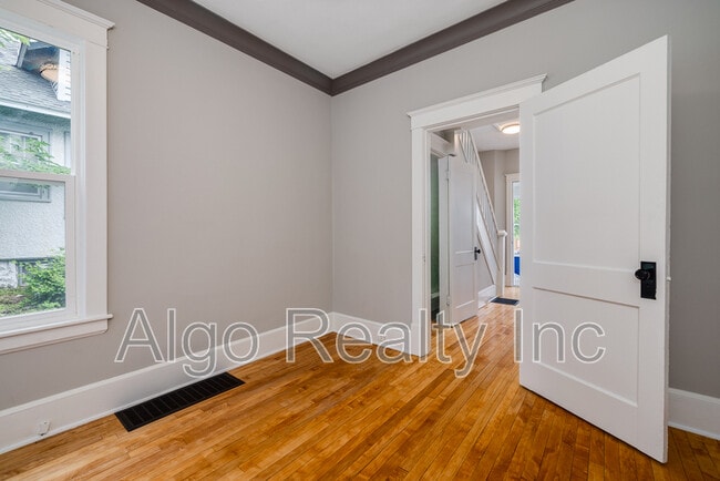 Building Photo - 2123 N Sheridan Ave