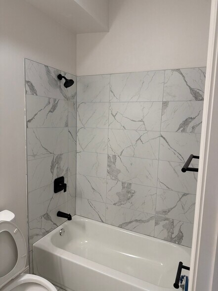 Building Photo - 1529 E 72nd St