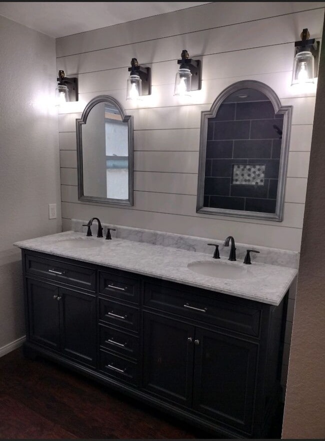 Building Photo - Beautiful 3 Bedroom/ 2 Bath condominium wi...