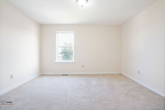 Building Photo - Quality 2 Bed 1.5 Bathrooms Home - Availab...