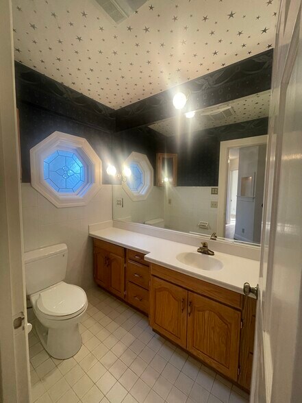 Building Photo - 200 Iris Way