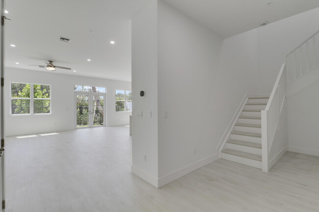 Building Photo - 120 Water Pointe Pl