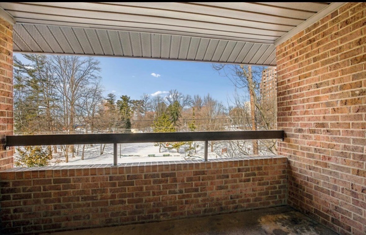 Building Photo - 11423 Commonwealth Dr