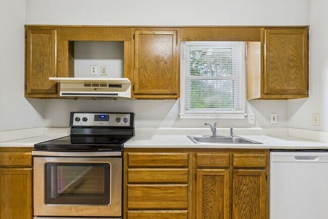 Building Photo - NW Brick Home in the Desirable Guilford Hi...