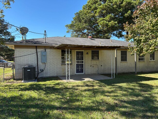 Building Photo - Gorgeous 4 bedroom/1.5 bath house with Cen...