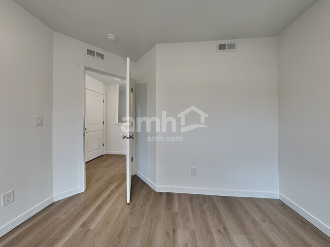 Building Photo - 5245 Turnstone St SE