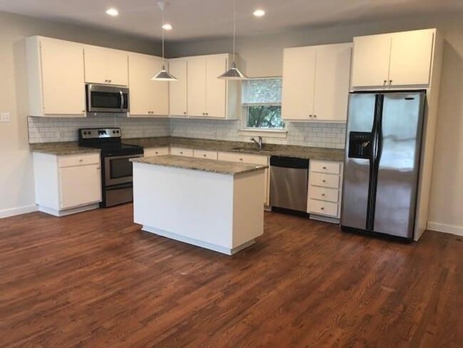 Building Photo - 3 X 2 Townhome Near UT Avail August 2025!