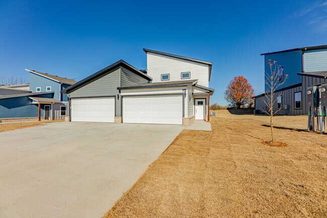 Building Photo - 1603 Casuarina Dr