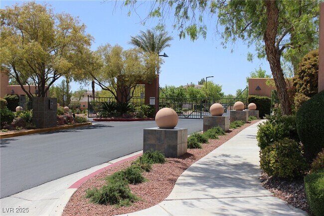 Building Photo - 733 Chase Tree St