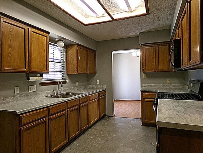 Building Photo - 1913 Killarney Dr