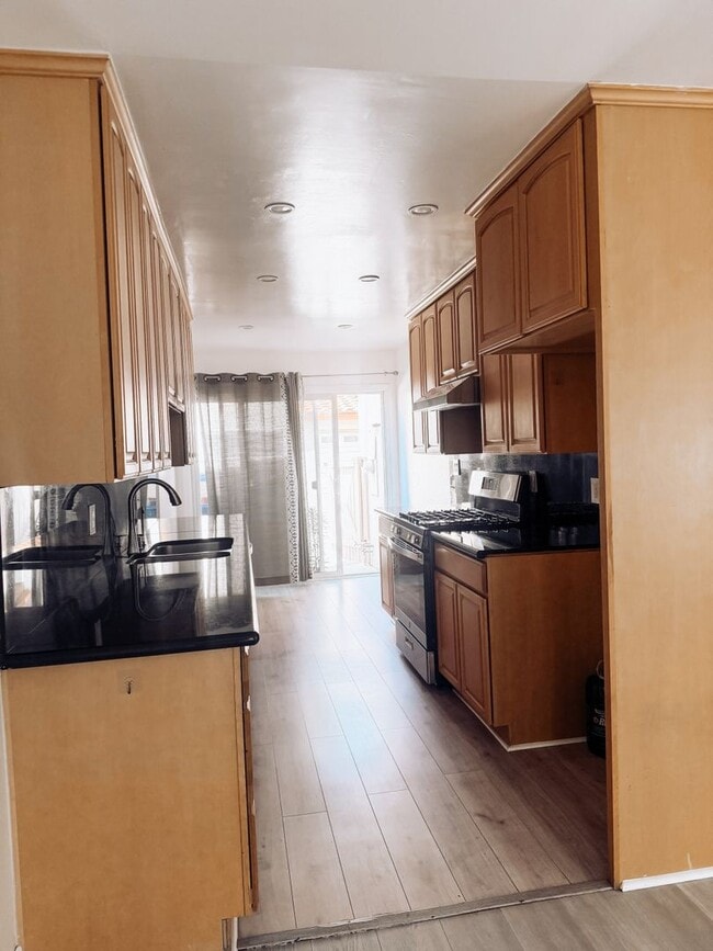 Building Photo - Large Townhome with 2 car garage