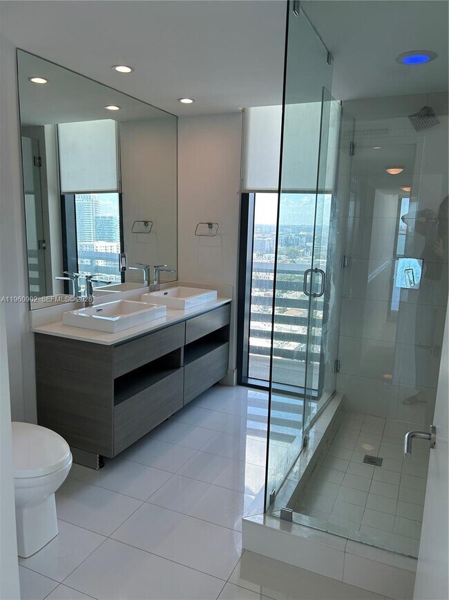 Building Photo - 460 NE 28th St