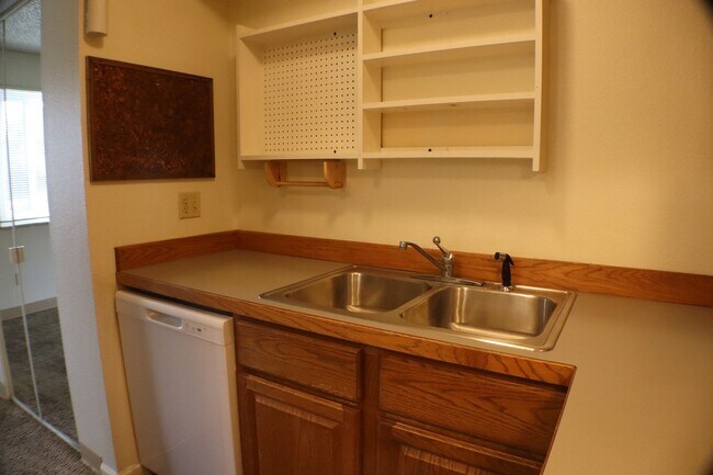 Building Photo - Quiet, Top-Floor Unit in Fort Collins – $4...