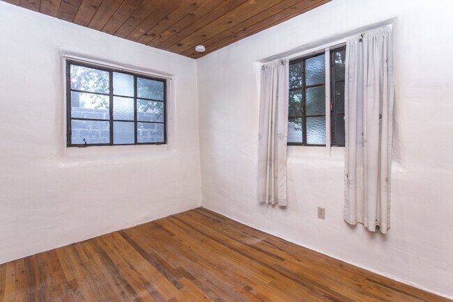 Building Photo - NE 2 Bedroom 1 1/2 Bath