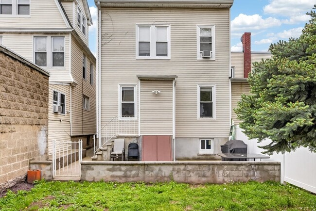 Building Photo - 26 Gautier Ave