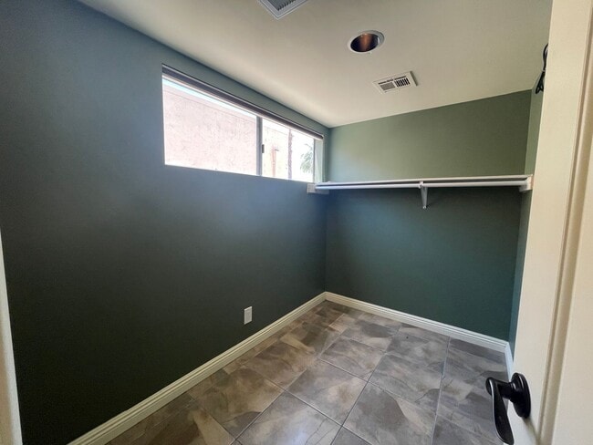 Building Photo - AVAILABLE NOW! LOVELY 1 Bed 2 Bath Condo i...