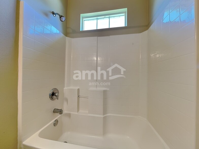 Building Photo - 525 Amsonia Cir