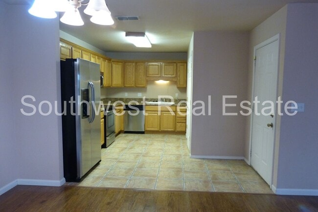 Building Photo - 2 bedroom 2 bath home.