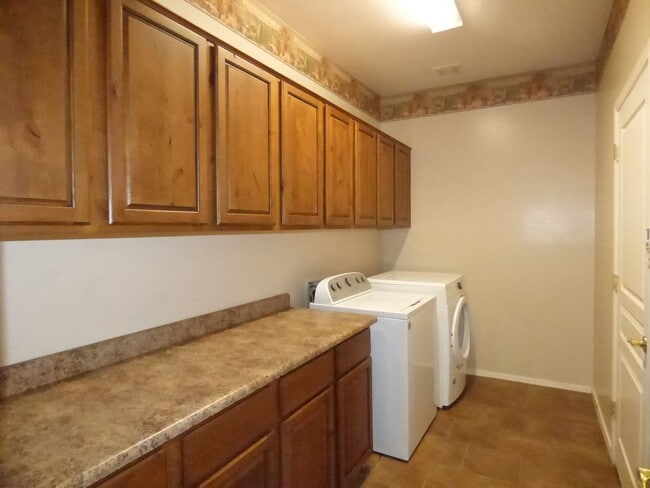 Building Photo - 4 bedroom home with SOLAR and all appliances!