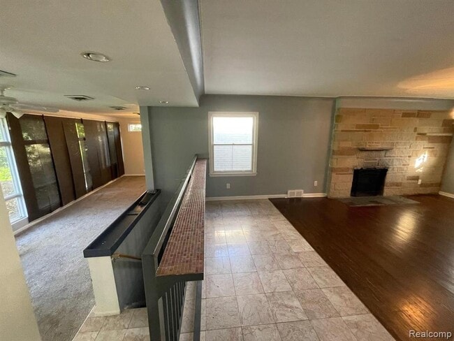 Building Photo - 1749 E Maple Rd