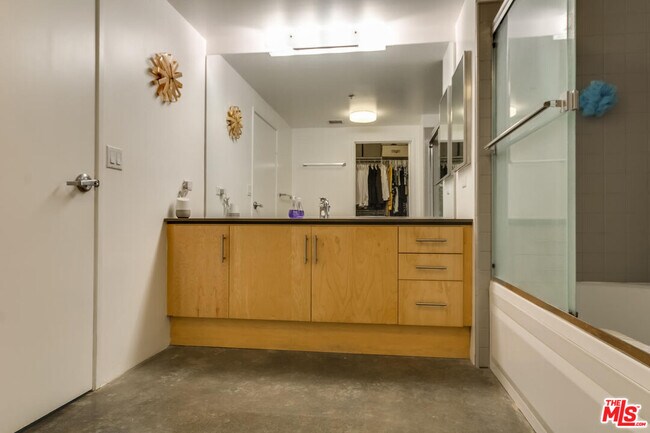 Building Photo - 1100 S Grand Ave