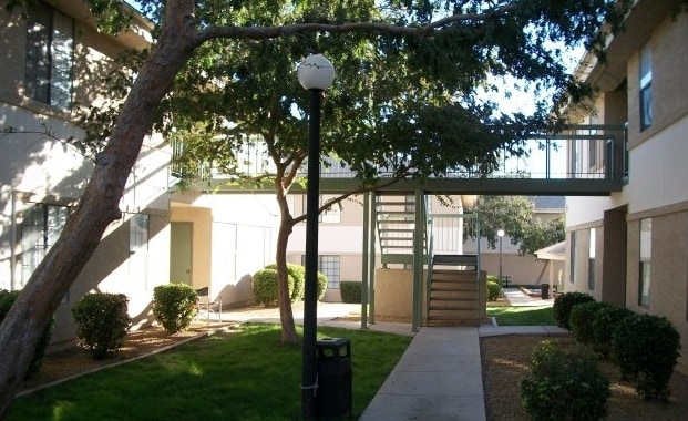 Courtyard - Coronado Glen Apartments