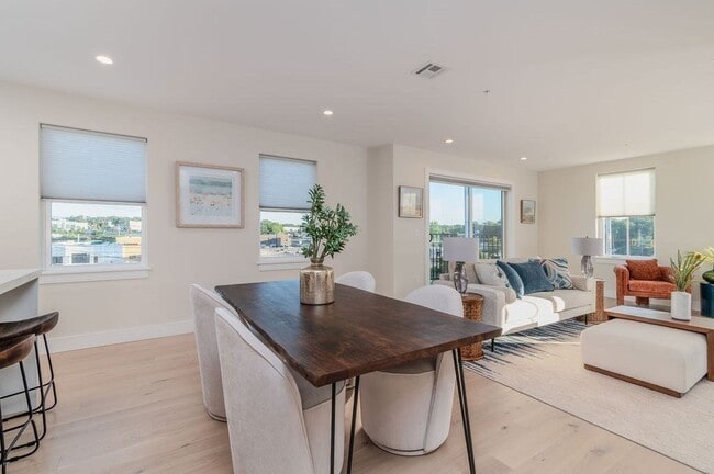 Building Photo - 488 Quincy Ave