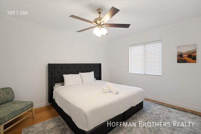 Building Photo - 7441 Hazeltine Ave