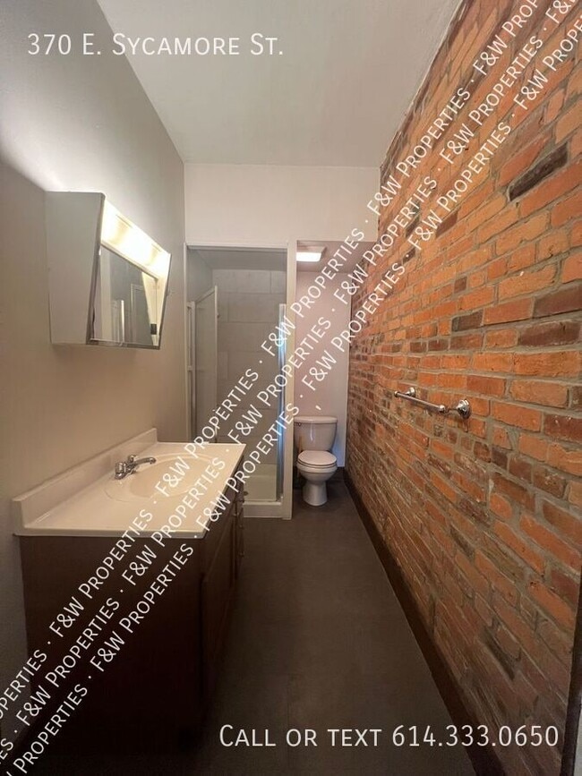 Building Photo - 370 E Sycamore St