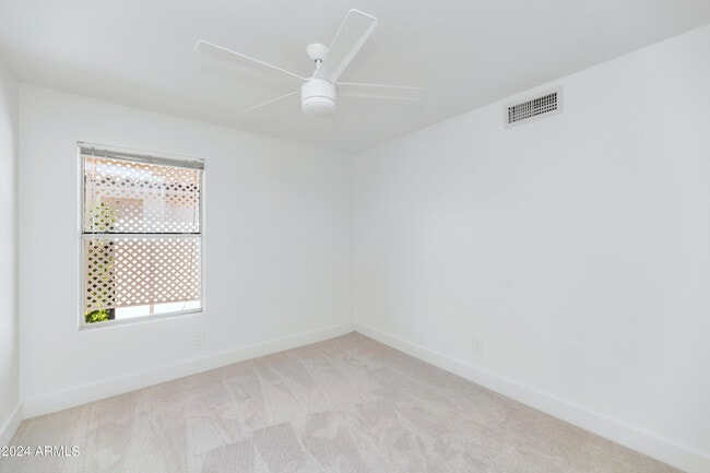 Building Photo - 1706 E Windsong Dr