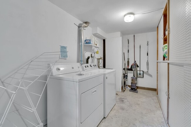 Building Photo - Panoramic View Living in Des Moines