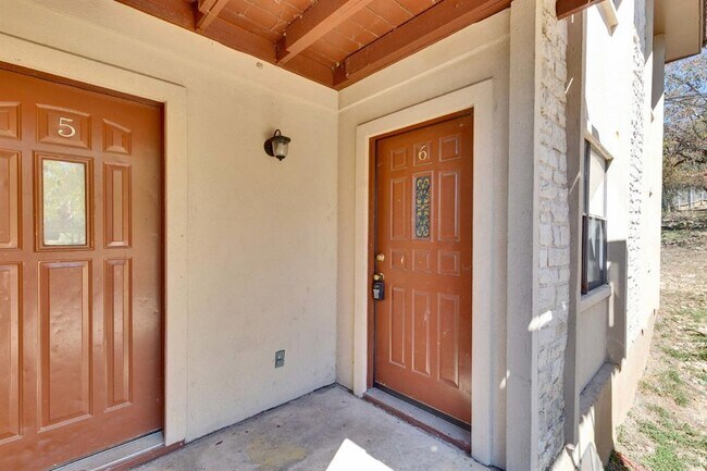 Building Photo - 908 N LBJ Dr