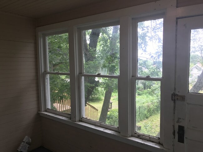 Building Photo - AVAILABLE NOW - 2 Bed 1 Bath Home in Craft...