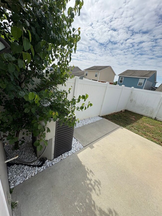 Building Photo - 218 Wakefield Way