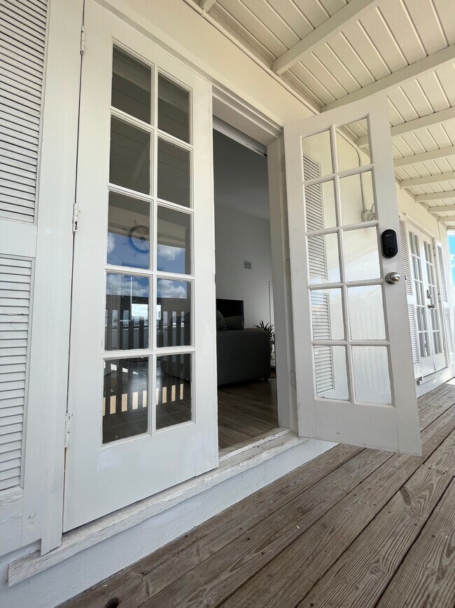 Keyless Entry Doors - 1100 6th Ave S