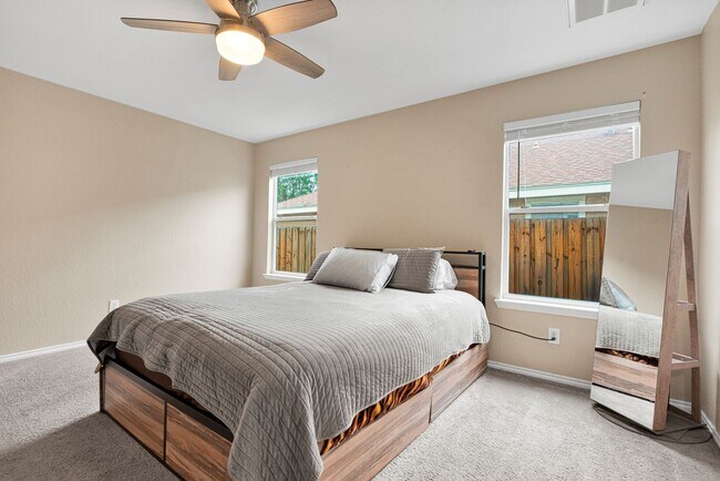 Building Photo - Charming 3 Bed 2.5 Bath Home in Woodlake Meadows Community