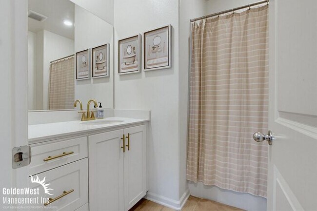 Building Photo - Modern 3Bdm 2.5Ba Unfurnished Town-Home in the Soltaire Community!