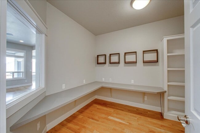 Building Photo - Beautiful Home in Desired Hazelwood Subdiv...